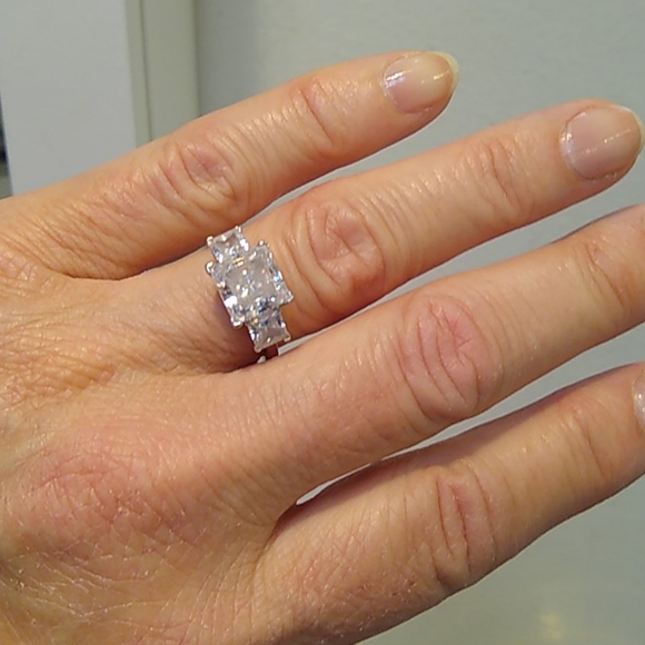 14K White Gold 3 Stone Ring - Picture 3 of 6